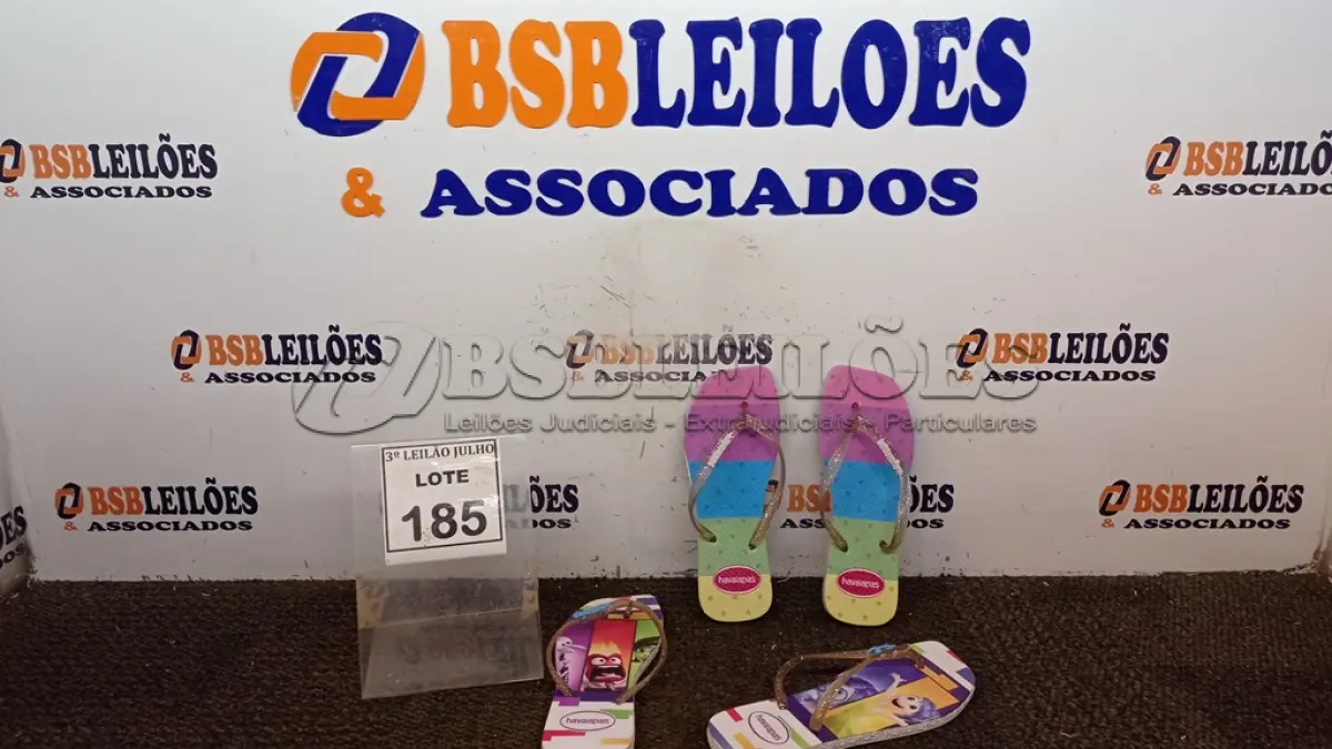 LOTE 185 - 02 PARES DE SANDALHAS HAVAIANAS MODELO FEMININO TAMANHOS 33 E 37.  (NO ESTADO) ATENÇÃO! FAZER A VISITAÇÃO ANTES DE ARREMATAR, NÃO SABEMOS SE FUNCIONA. LEILÃO NÃO TEM GARANTIA E NEM DEVOLUÇÃO, SUJEITO A POSSÍVEIS AVARIAS VISÍVEIS/OCULTAS E/OU AUSÊNCIA DE COMPONENTES.