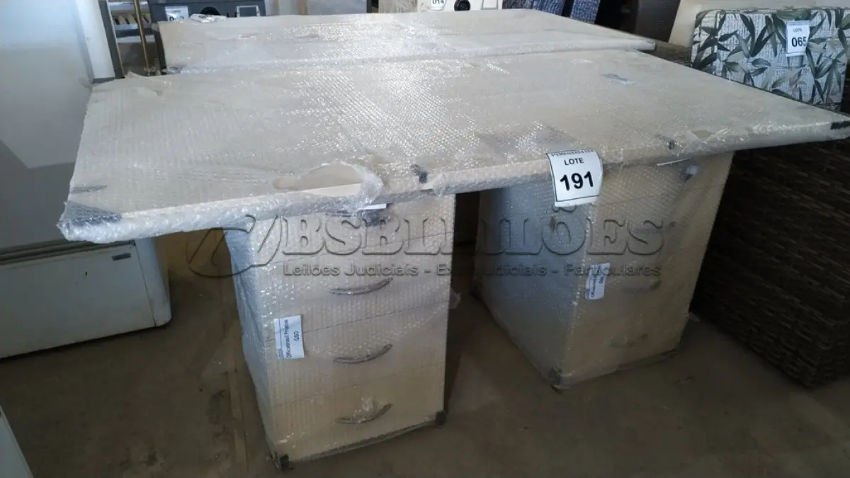 LOTE 191 - 01 MESA COM GAVETEIROS. (NO ESTADO EM QUE SE ENCONTRA. SUJEITO A AVARIAS OCULTAS/VISÍVEIS.)