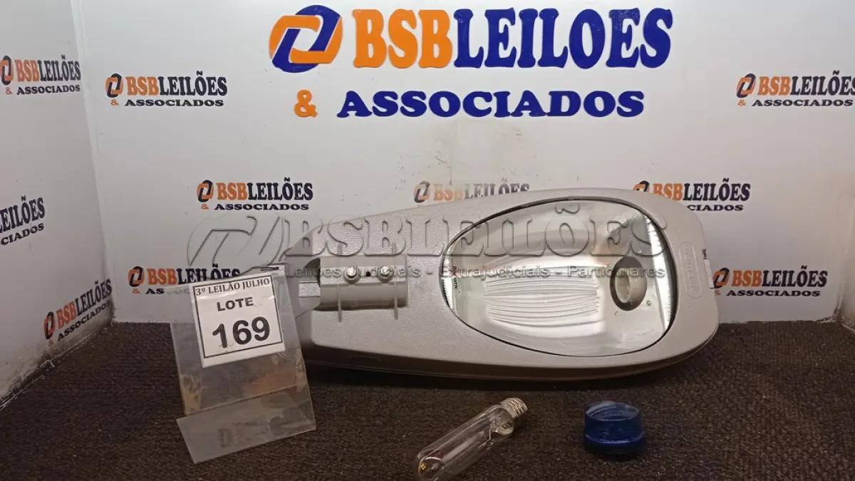 LOTE 169 - 01 LUMINÁRIA DE POSTE. (NO ESTADO) ATENÇÃO! FAZER A VISITAÇÃO ANTES DE ARREMATAR, NÃO SABEMOS SE FUNCIONA, LEILÃO NÃO TEM GARANTIA E NEM DEVOLUÇÃO, SUJEITO A POSSÍVEIS AVARIAS VISÍVEIS/OCULTAS E/OU AUSÊNCIA DE COMPONENTES.