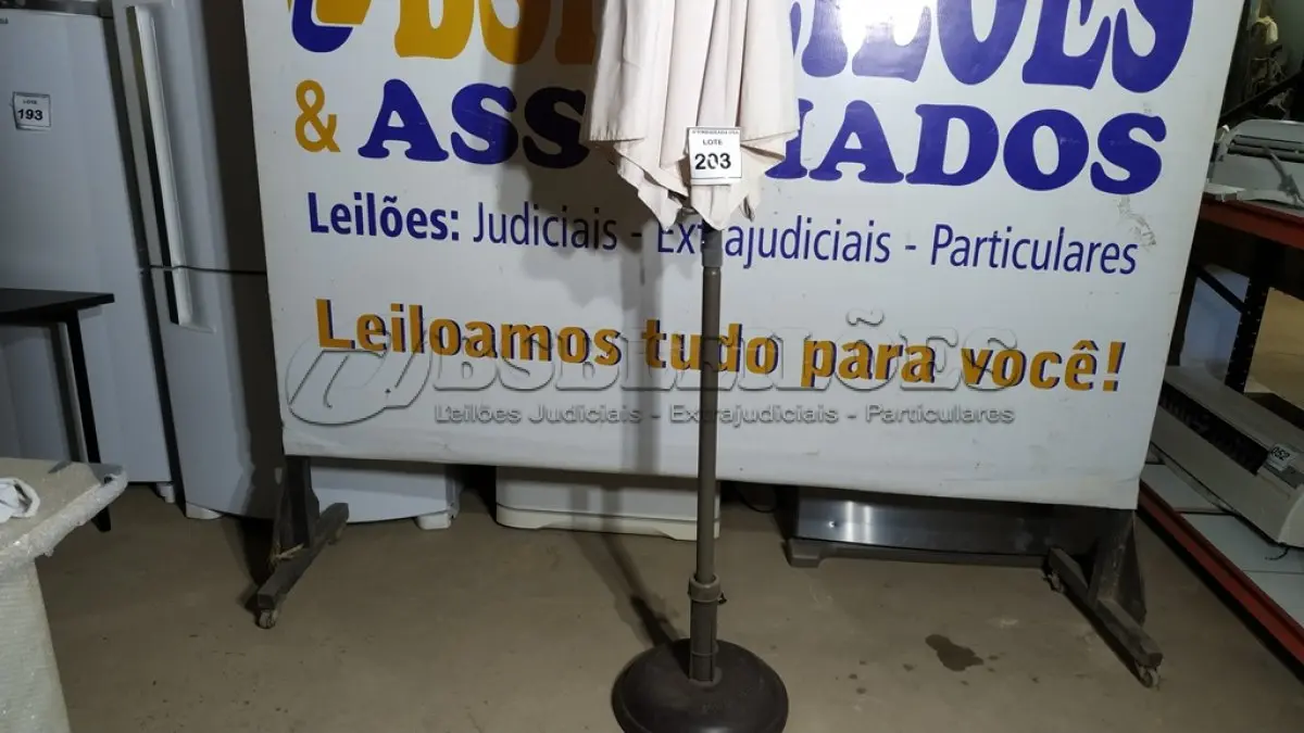 LOTE 203 - 01 OMBRELONE.  (NO ESTADO EM QUE SE ENCONTRA. SUJEITO A AVARIAS OCULTAS/VISÍVEIS.)  BH1583E