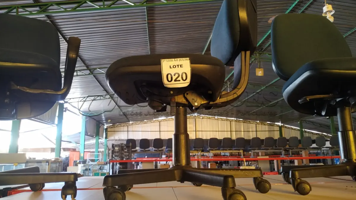 LOTE 020 - 01 CADEIRA GIRATÓRIA COM RODINHAS. (NO ESTADO) ATENÇÃO! FAZER A VISITAÇÃO ANTES DE ARREMATAR, NÃO SABEMOS SE FUNCIONA, LEILÃO NÃO TEM GARANTIA E NEM DEVOLUÇÃO, SUJEITO A POSSÍVEIS AVARIAS VISÍVEIS/OCULTAS E/OU AUSÊNCIA DE COMPONENTES.