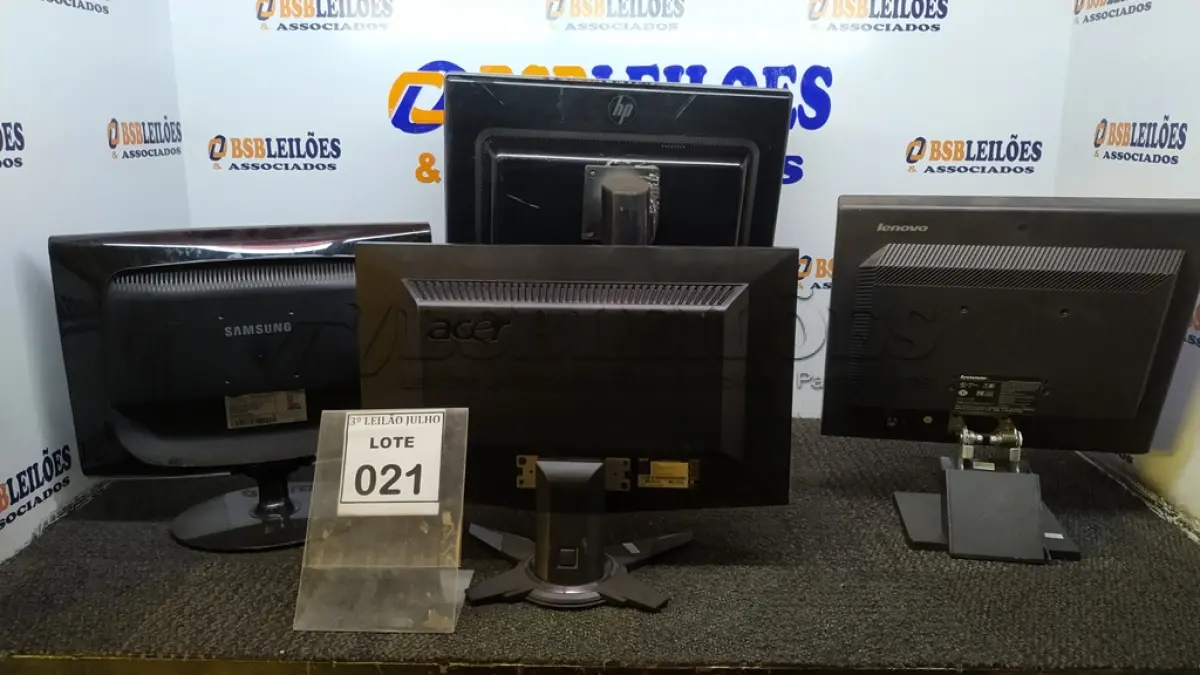 LOTE 021 - 04 MONITORES LCD COM MARCAS E MODELOS VARIADOS. (NO ESTADO) ATENÇÃO! FAZER A VISITAÇÃO ANTES DE ARREMATAR, NÃO SABEMOS SE FUNCIONA, LEILÃO NÃO TEM GARANTIA E NEM DEVOLUÇÃO, SUJEITO A POSSÍVEIS AVARIAS VISÍVEIS/OCULTAS E/OU AUSÊNCIA DE COMPONENTES.