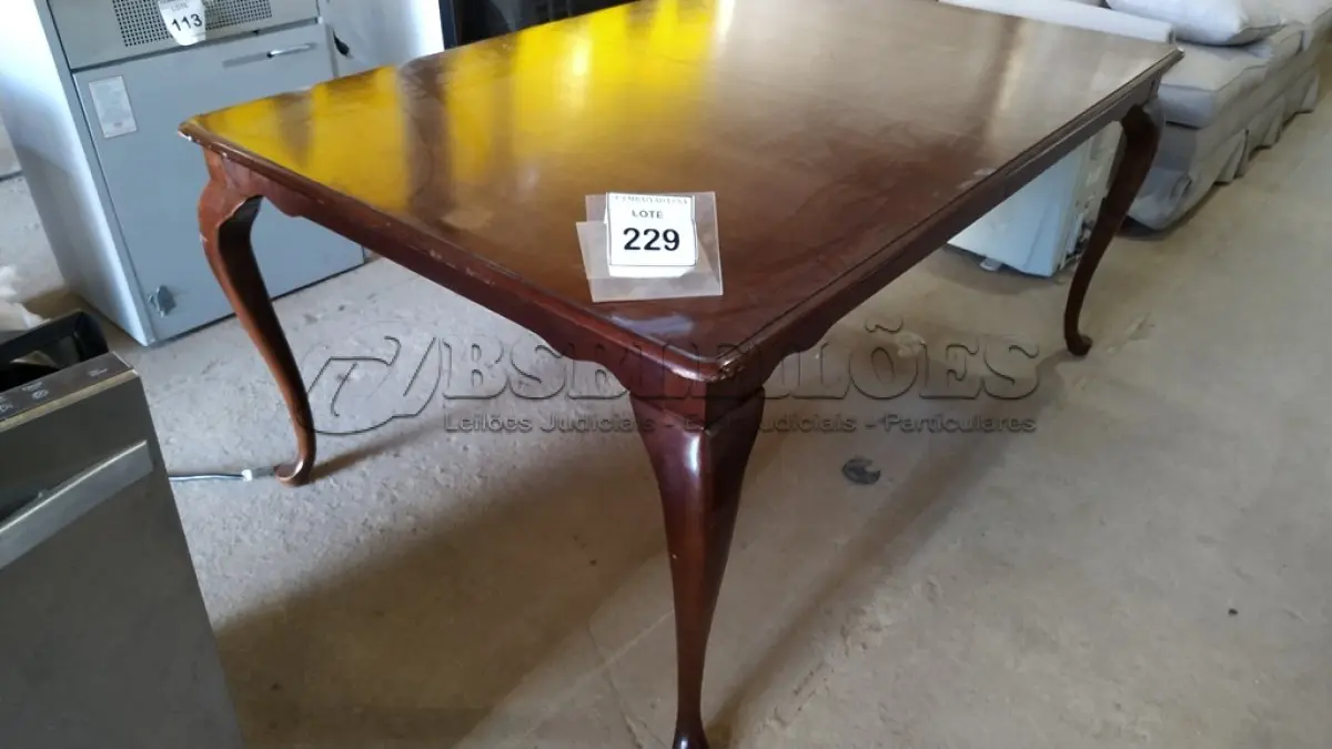 LOTE 229 - 01 MESA EM MADEIRA.  (NO ESTADO EM QUE SE ENCONTRA. SUJEITO A AVARIAS OCULTAS/VISÍVEIS.)  AV9946C