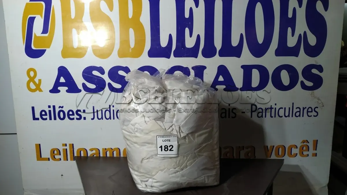 LOTE 182 - 01 SACO COM CORTINAS. (NO ESTADO EM QUE SE ENCONTRA. SUJEITO A AVARIAS OCULTAS/VISÍVEIS.)