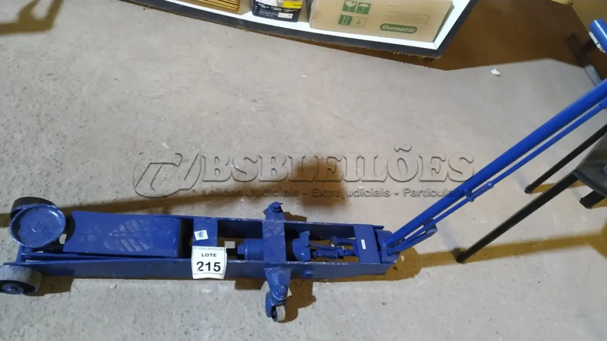 LOTE 215 - 01 MACACO JACARÉ HIDRÁULICO NA COR AZUL. (NO ESTADO) ATENÇÃO! FAZER A VISITAÇÃO ANTES DE ARREMATAR, NÃO SABEMOS SE FUNCIONA, LEILÃO NÃO TEM GARANTIA E NEM DEVOLUÇÃO, SUJEITO A POSSÍVEIS AVARIAS VISÍVEIS/OCULTAS E/OU AUSÊNCIA DE COMPONENTES.