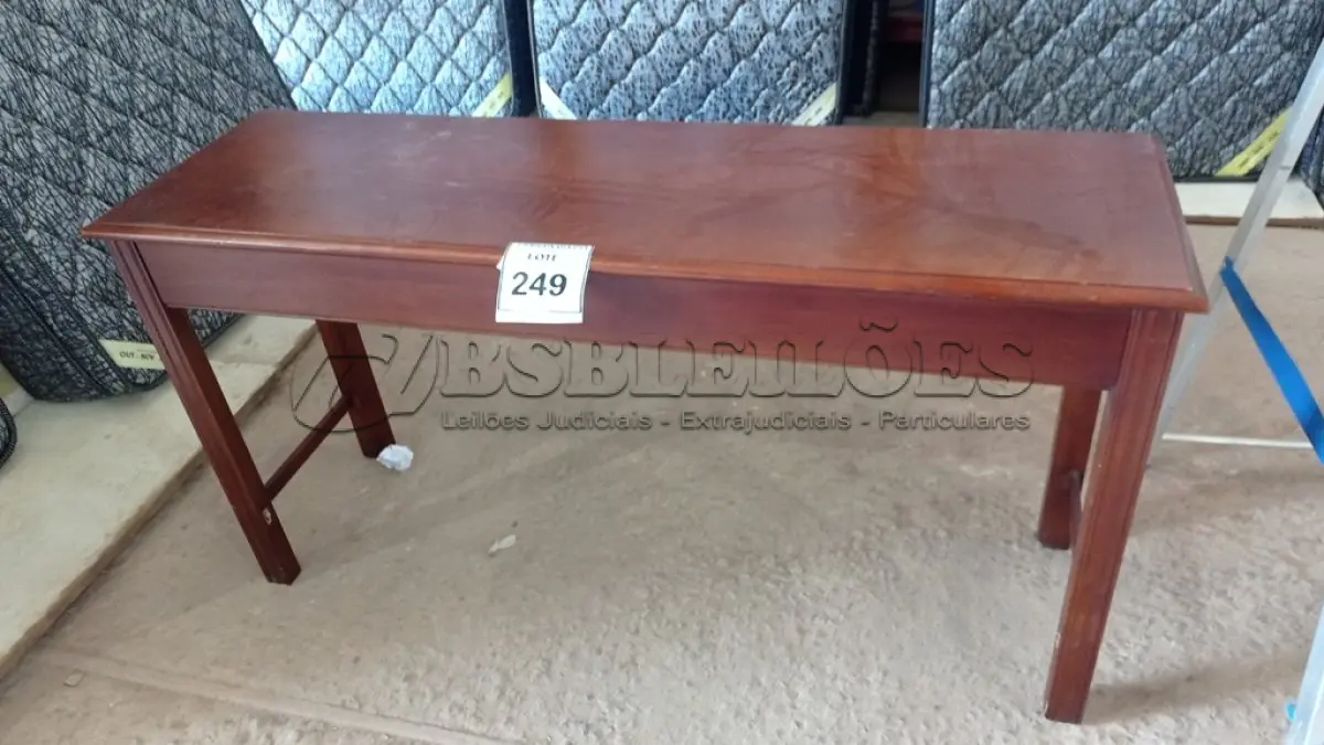 LOTE 249 - 01 APARADOR EM MADEIRA. (NO ESTADO EM QUE SE ENCONTRA. SUJEITO A AVARIAS OCULTAS/VISÍVEIS.)  AU2240C
