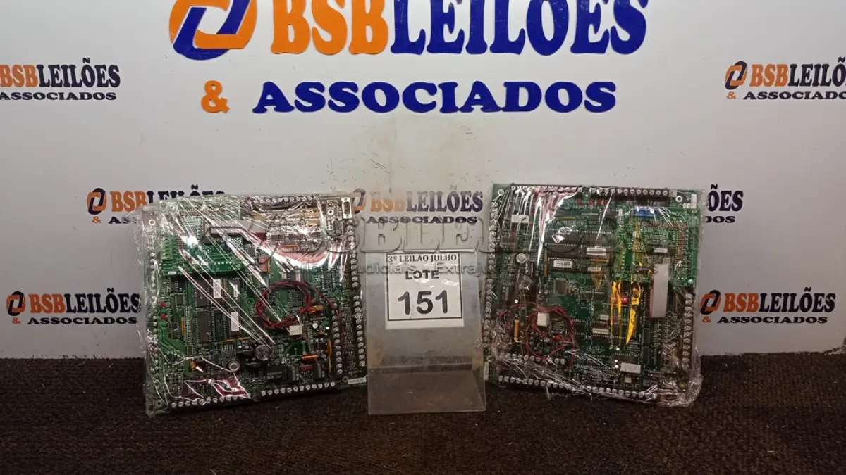 LOTE 151 - 02 PLACAS MÃE. (NO ESTADO) ATENÇÃO! FAZER A VISITAÇÃO ANTES DE ARREMATAR, NÃO SABEMOS SE FUNCIONA, LEILÃO NÃO TEM GARANTIA E NEM DEVOLUÇÃO, SUJEITO A POSSÍVEIS AVARIAS VISÍVEIS/OCULTAS E/OU AUSÊNCIA DE COMPONENTES.