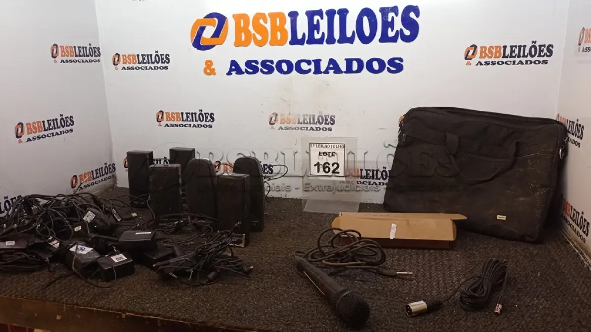 LOTE 162 - 01 BOLSA COM VÁRIAS CAIXAS DE SOM PARA PC E 01 MICROFONE COM CABOS. (NO ESTADO) ATENÇÃO! FAZER A VISITAÇÃO ANTES DE ARREMATAR, NÃO SABEMOS SE FUNCIONA, LEILÃO NÃO TEM GARANTIA E NEM DEVOLUÇÃO, SUJEITO A POSSÍVEIS AVARIAS VISÍVEIS/OCULTAS E/OU AUSÊNCIA DE COMPONENTES.