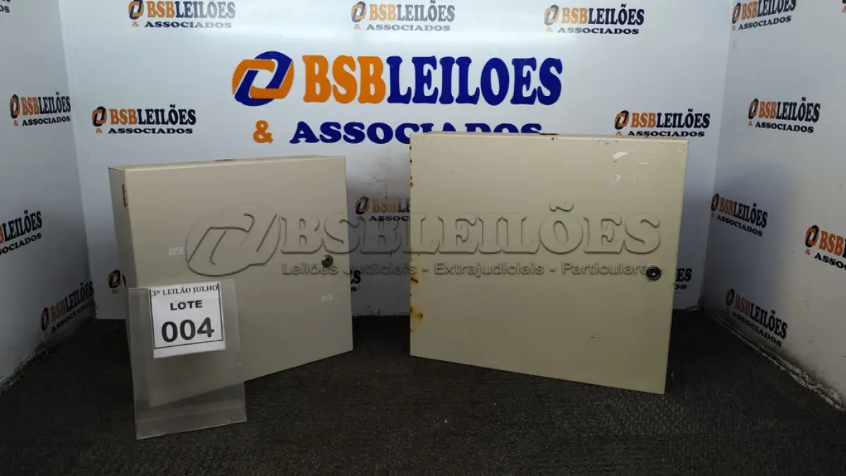 LOTE 004 - 02 QUADROS DE DISTRIBUIÇÃO DE METAL SENDO 01 COM PLACA ELETRÔNICA. (NO ESTADO) ATENÇÃO! FAZER A VISITAÇÃO ANTES DE ARREMATAR, NÃO SABEMOS SE FUNCIONA, LEILÃO NÃO TEM GARANTIA E NEM DEVOLUÇÃO, SUJEITO A POSSÍVEIS AVARIAS VISÍVEIS/OCULTAS E/OU AUSÊNCIA DE COMPONENTES.