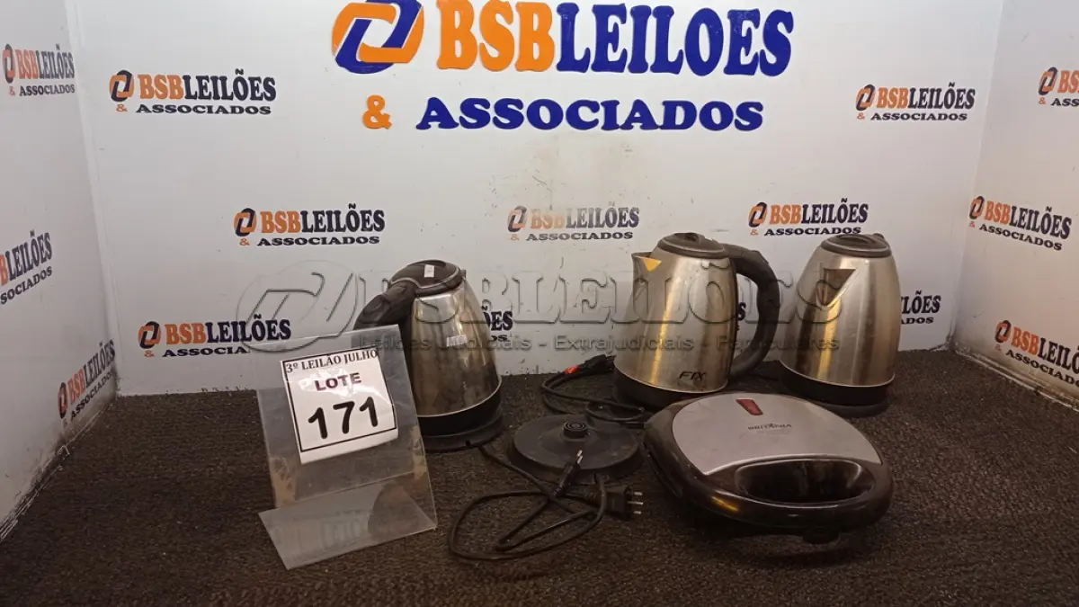 LOTE 171 - 03 CHALEIRAS ELÉTRICAS EM INOX E 01 SANDUICHEIRA MARCA BRITÂNIA. (NO ESTADO) ATENÇÃO! FAZER A VISITAÇÃO ANTES DE ARREMATAR, NÃO SABEMOS SE FUNCIONA, LEILÃO NÃO TEM GARANTIA E NEM DEVOLUÇÃO, SUJEITO A POSSÍVEIS AVARIAS VISÍVEIS/OCULTAS E/OU AUSÊNCIA DE COMPONENTES.
