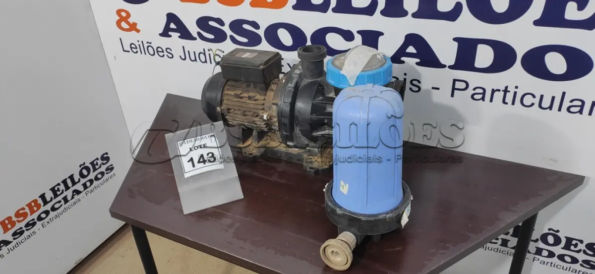 LOTE 143 - 01 BOMBA COM PRÉ FILTRO DE PISCINA. (NO ESTADO) ATENÇÃO! FAZER A VISITAÇÃO ANTES DE ARREMATAR, NÃO SABEMOS SE FUNCIONA, LEILÃO NÃO TEM GARANTIA E NEM DEVOLUÇÃO, SUJEITO A POSSÍVEIS AVARIAS VISÍVEIS/OCULTAS E/OU AUSÊNCIA DE COMPONENTES.