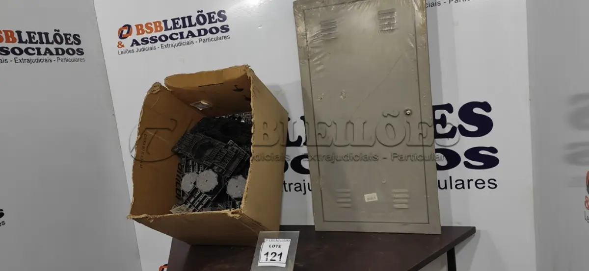 LOTE 121 - 01 QUADRO ELÉTRICO, 01 LOTE COM CAIXAS DE LUZ PARA LAJOTA. (NO ESTADO) ATENÇÃO! FAZER A VISITAÇÃO ANTES DE ARREMATAR, NÃO SABEMOS SE FUNCIONA. LEILÃO NÃO TEM GARANTIA E NEM DEVOLUÇÃO, SUJEITO A POSSÍVEIS AVARIAS VISÍVEIS/OCULTAS E/OU AUSÊNCIA DE COMPONENTES.