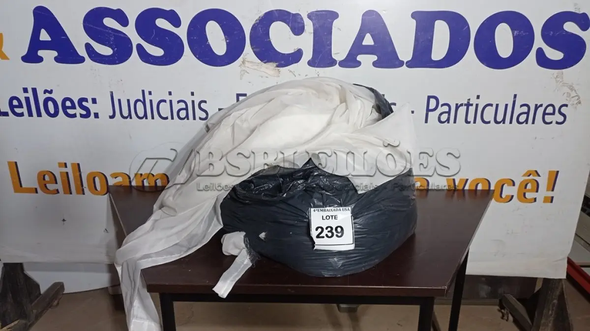 LOTE 239 - 01 SACO COM CORTINAS. (NO ESTADO EM QUE SE ENCONTRA. SUJEITO A AVARIAS OCULTAS/VISÍVEIS.)