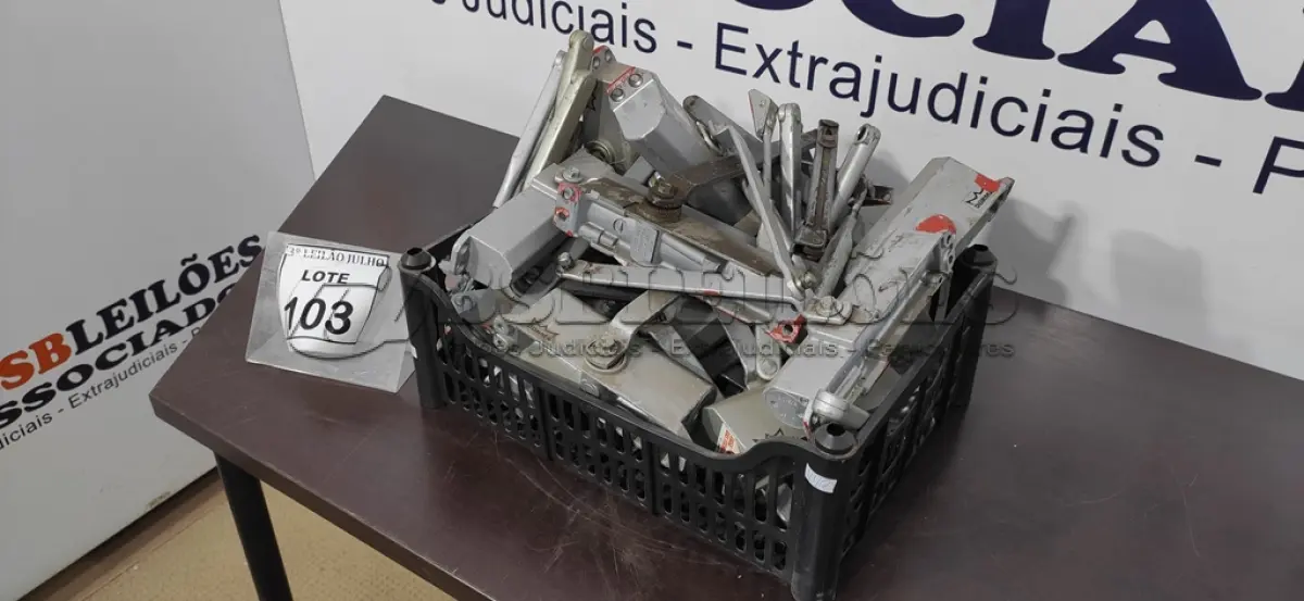 LOTE 103 - 01 LOTE COM GRANDE QUANTIDADE DE MOLAS AÉREAS DE PORTA. (NO ESTADO) ATENÇÃO! FAZER A VISITAÇÃO ANTES DE ARREMATAR, NÃO SABEMOS SE FUNCIONA, LEILÃO NÃO TEM GARANTIA E NEM DEVOLUÇÃO, SUJEITO A POSSÍVEIS AVARIAS VISÍVEIS/OCULTAS E/OU AUSÊNCIA DE COMPONENTES.