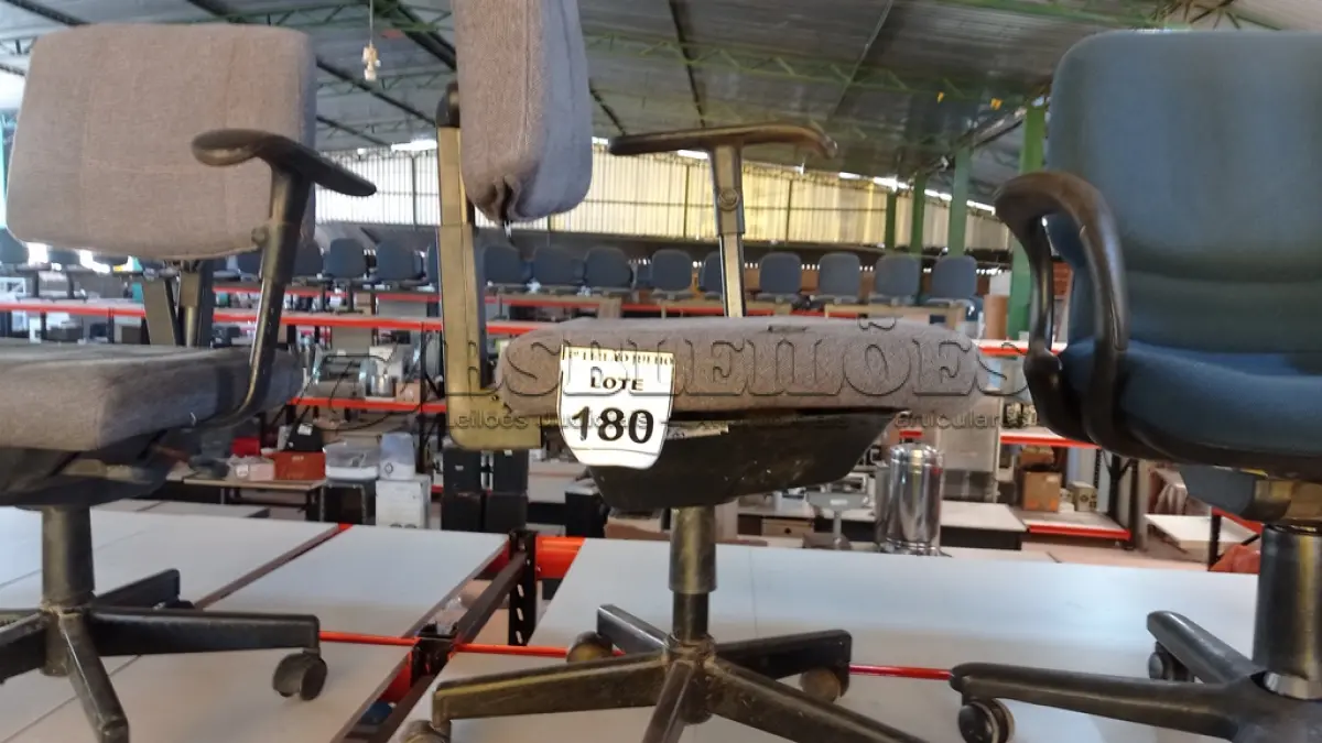 LOTE 180 - 01 CADEIRA DE ESCRITÓRIO GIRATÓRIA COM RODINHAS. (NO ESTADO) ATENÇÃO! FAZER A VISITAÇÃO ANTES DE ARREMATAR, NÃO SABEMOS SE FUNCIONA, LEILÃO NÃO TEM GARANTIA E NEM DEVOLUÇÃO, SUJEITO A POSSÍVEIS AVARIAS VISÍVEIS/OCULTAS E/OU AUSÊNCIA DE COMPONENTES.