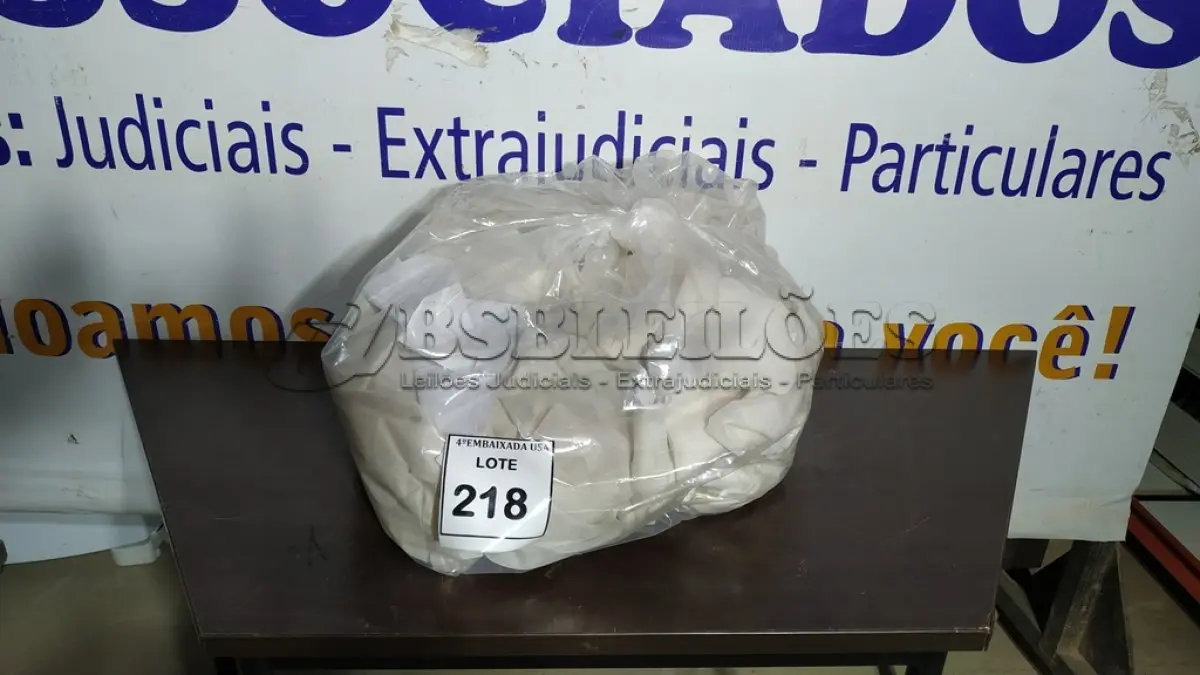 LOTE 218 - 01 SACO COM CORTINAS. (NO ESTADO EM QUE SE ENCONTRA. SUJEITO A AVARIAS OCULTAS/VISÍVEIS.)