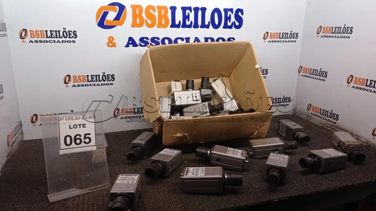 LOTE 065 - 01 LOTE COM GRANDE QUANTIDADE DE CÂMERAS DE MONITORAMENTO DE MARCAS E MODELOS VARIADOS (NO ESTADO) ATENÇÃO! FAZER A VISITAÇÃO ANTES DE ARREMATAR, NÃO SABEMOS SE FUNCIONA, LEILÃO NÃO TEM GARANTIA E NEM DEVOLUÇÃO, SUJEITO A POSSÍVEIS AVARIAS VISÍVEIS/OCULTAS E/OU AUSÊNCIA DE COMPONENTES.