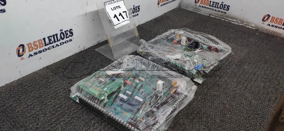 LOTE 117 - 02 PLACAS MÃE. (NO ESTADO) ATENÇÃO! FAZER A VISITAÇÃO ANTES DE ARREMATAR, NÃO SABEMOS SE FUNCIONA, LEILÃO NÃO TEM GARANTIA E NEM DEVOLUÇÃO, SUJEITO A POSSÍVEIS AVARIAS VISÍVEIS/OCULTAS E/OU AUSÊNCIA DE COMPONENTES.