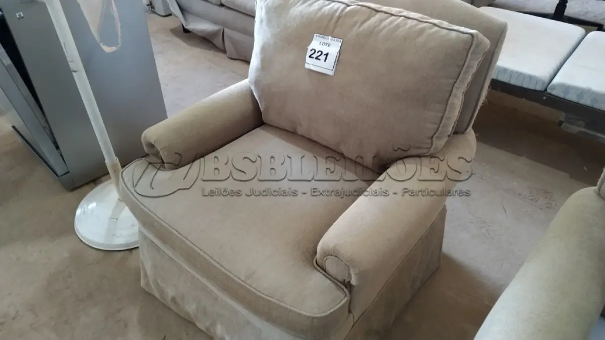 LOTE 221 - 01 POLTRONA.  (NO ESTADO EM QUE SE ENCONTRA. SUJEITO A AVARIAS OCULTAS/VISÍVEIS.)  AV9888V