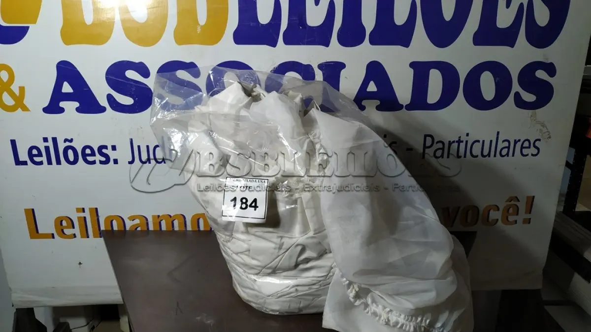 LOTE 184 - 01 SACO COM CORTINAS. (NO ESTADO EM QUE SE ENCONTRA. SUJEITO A AVARIAS OCULTAS/VISÍVEIS.)