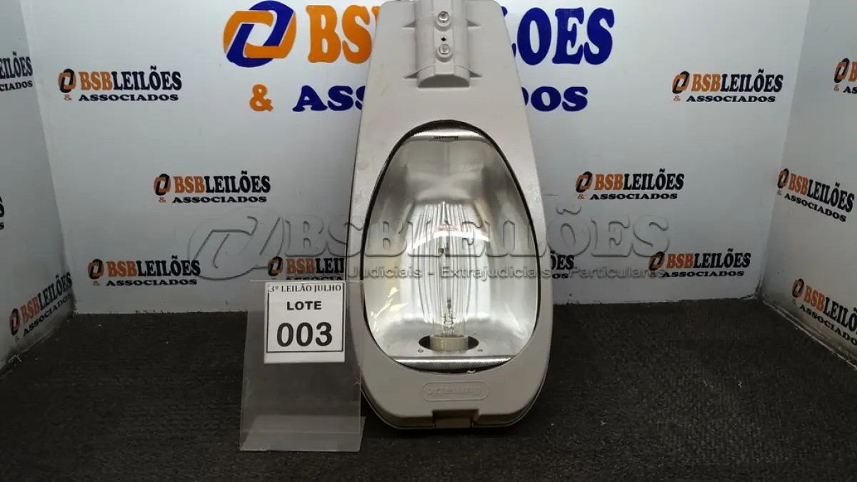 LOTE 003 - 01 LUMINÁRIA DE POSTE. (NO ESTADO) ATENÇÃO! FAZER A VISITAÇÃO ANTES DE ARREMATAR, NÃO SABEMOS SE FUNCIONA, LEILÃO NÃO TEM GARANTIA E NEM DEVOLUÇÃO, SUJEITO A POSSÍVEIS AVARIAS VISÍVEIS/OCULTAS E/OU AUSÊNCIA DE COMPONENTES.