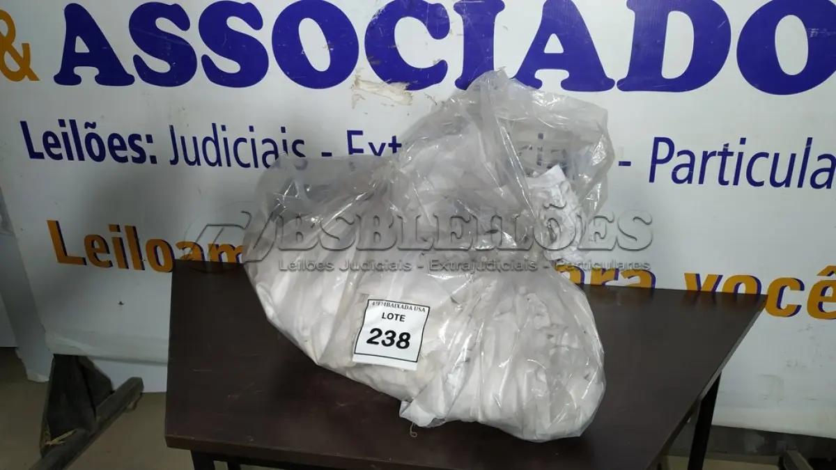 LOTE 238 - 01 SACO COM CORTINAS.  (NO ESTADO EM QUE SE ENCONTRA. SUJEITO A AVARIAS OCULTAS/VISÍVEIS.)