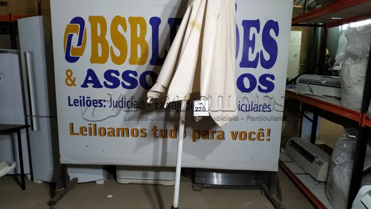 LOTE 230 - 01 OMBRELONE. (NO ESTADO EM QUE SE ENCONTRA. SUJEITO A AVARIAS OCULTAS/VISÍVEIS.)  BH16556F