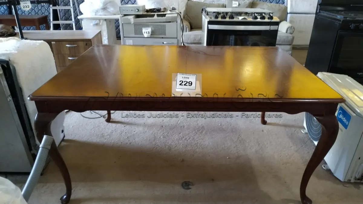 LOTE 229 - 01 MESA EM MADEIRA.  (NO ESTADO EM QUE SE ENCONTRA. SUJEITO A AVARIAS OCULTAS/VISÍVEIS.)  AV9946C