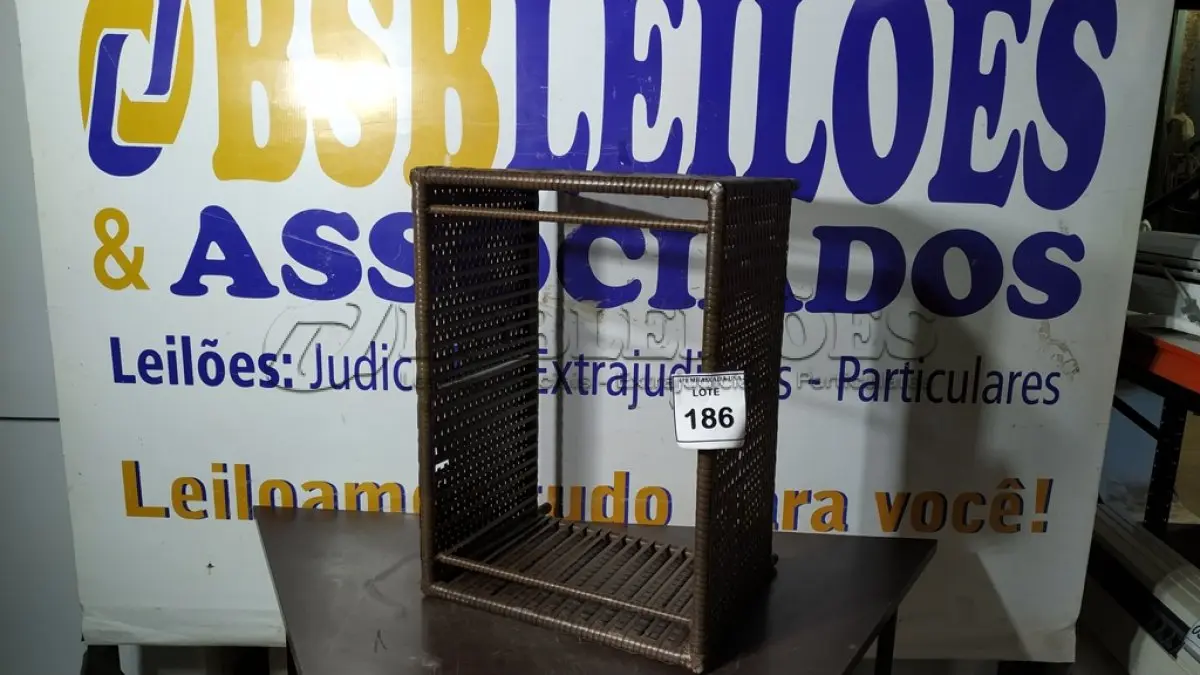 LOTE 186 - 01 MESA DE JARDIM. (NO ESTADO EM QUE SE ENCONTRA. SUJEITO A AVARIAS OCULTAS/VISÍVEIS.)  BH1587F