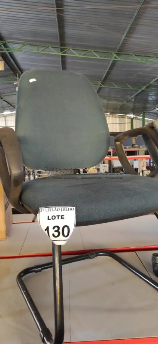 LOTE 130 - 01 CADEIRA DE ESCRITÓRIO COM PÉS FIXOS. (NO ESTADO) ATENÇÃO! FAZER A VISITAÇÃO ANTES DE ARREMATAR, NÃO SABEMOS SE FUNCIONA, LEILÃO NÃO TEM GARANTIA E NEM DEVOLUÇÃO, SUJEITO A POSSÍVEIS AVARIAS VISÍVEIS/OCULTAS E/OU AUSÊNCIA DE COMPONENTES.