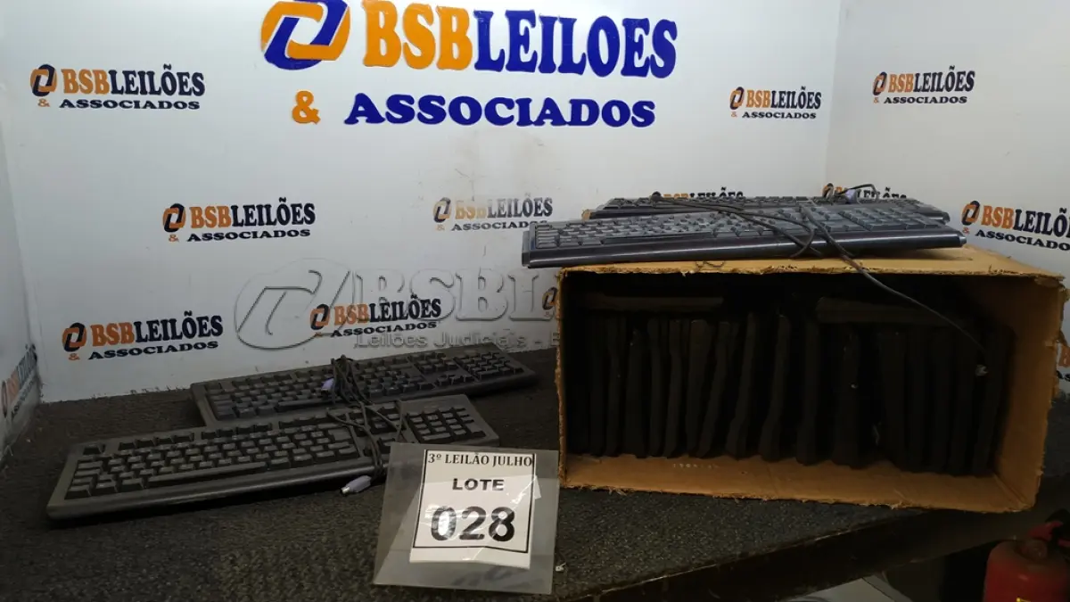 LOTE 028 - 01 LOTE COM GRANDE QUANTIDADE DE TECLADOS PARA PC DE MARCAS E MODELOS DIVERSOS. (NO ESTADO) ATENÇÃO! FAZER A VISITAÇÃO ANTES DE ARREMATAR, NÃO SABEMOS SE FUNCIONA, LEILÃO NÃO TEM GARANTIA E NEM DEVOLUÇÃO, SUJEITO A POSSÍVEIS AVARIAS VISÍVEIS/OCULTAS E/OU AUSÊNCIA DE COMPONENTES.