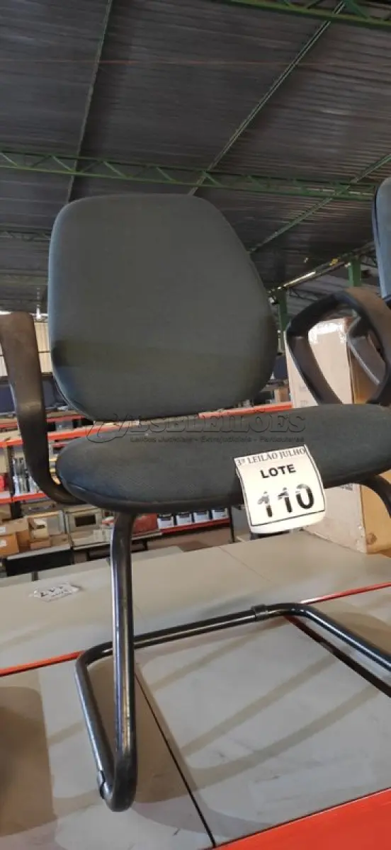 LOTE 110 - 01 CADEIRA DE ESCRITÓRIO COM PÉS FIXOS. (NO ESTADO) ATENÇÃO! FAZER A VISITAÇÃO ANTES DE ARREMATAR, NÃO SABEMOS SE FUNCIONA, LEILÃO NÃO TEM GARANTIA E NEM DEVOLUÇÃO, SUJEITO A POSSÍVEIS AVARIAS VISÍVEIS/OCULTAS E/OU AUSÊNCIA DE COMPONENTES.
