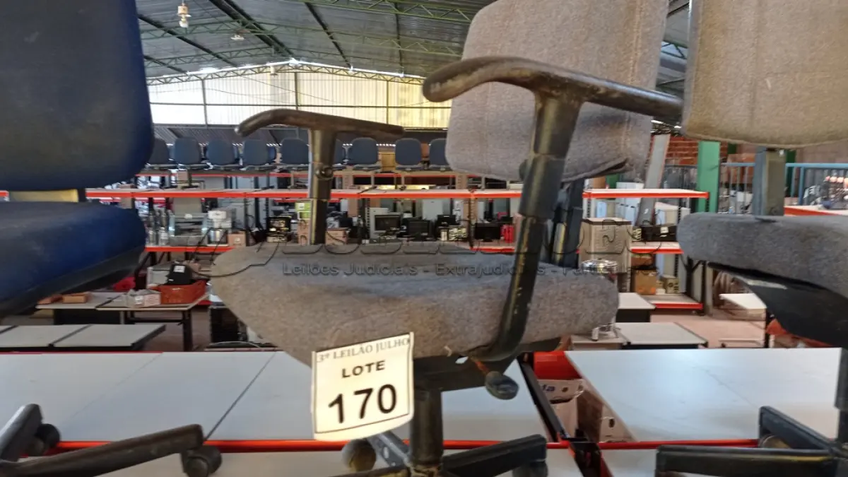 LOTE 170 - 01 CADEIRA DE ESCRITÓRIO GIRATÓRIA COM RODINHAS. (NO ESTADO) ATENÇÃO! FAZER A VISITAÇÃO ANTES DE ARREMATAR, NÃO SABEMOS SE FUNCIONA, LEILÃO NÃO TEM GARANTIA E NEM DEVOLUÇÃO, SUJEITO A POSSÍVEIS AVARIAS VISÍVEIS/OCULTAS E/OU AUSÊNCIA DE COMPONENTES.