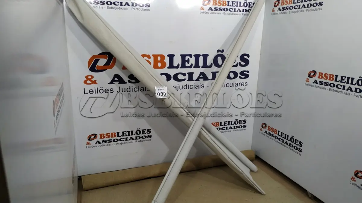 LOTE 033 - 02 PERSIANAS BLACKOUT NA COR BRANCO GELO. (NO ESTADO) ATENÇÃO! FAZER A VISITAÇÃO ANTES DE ARREMATAR, NÃO SABEMOS SE FUNCIONA, LEILÃO NÃO TEM GARANTIA E NEM DEVOLUÇÃO, SUJEITO A POSSÍVEIS AVARIAS VISÍVEIS/OCULTAS E/OU AUSÊNCIA DE COMPONENTES.