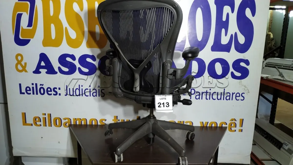LOTE 213 - 01 CADEIRA HERMA MILLER.  (NO ESTADO EM QUE SE ENCONTRA. SUJEITO A AVARIAS OCULTAS/VISÍVEIS.)
