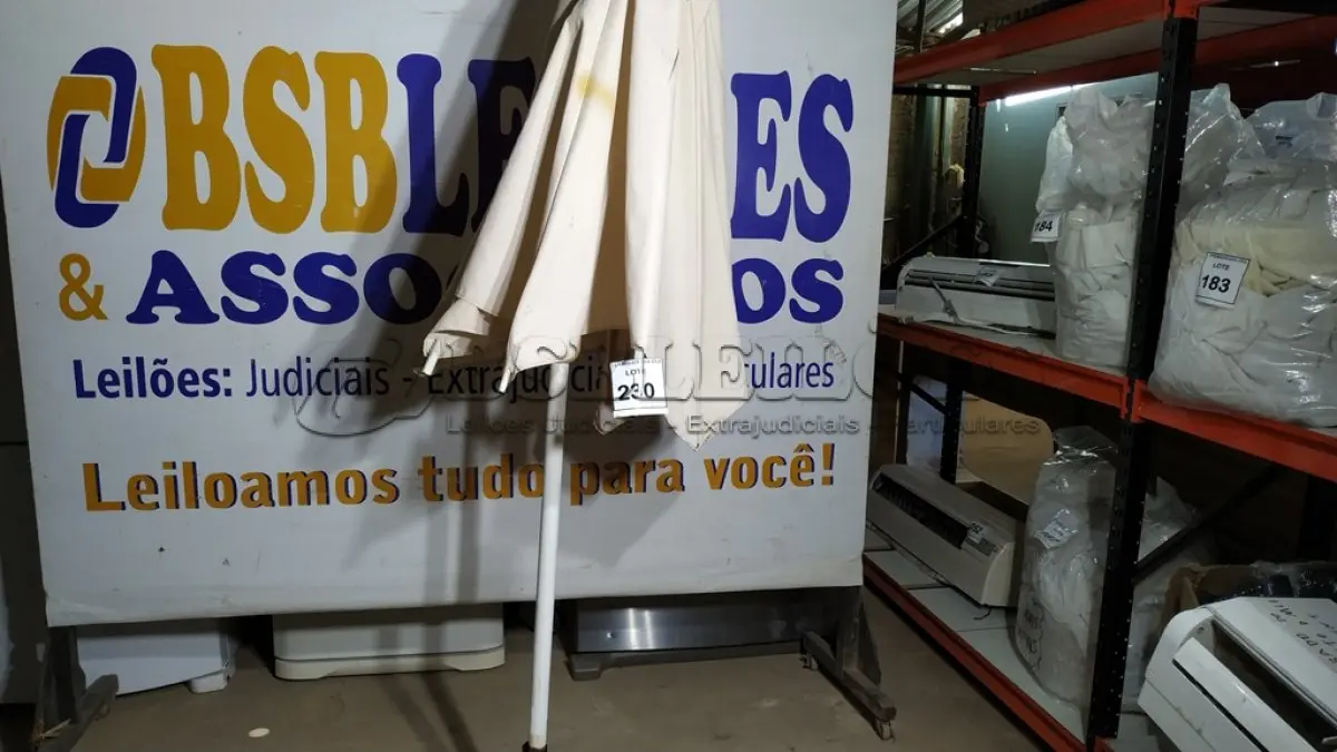 LOTE 230 - 01 OMBRELONE. (NO ESTADO EM QUE SE ENCONTRA. SUJEITO A AVARIAS OCULTAS/VISÍVEIS.)  BH16556F
