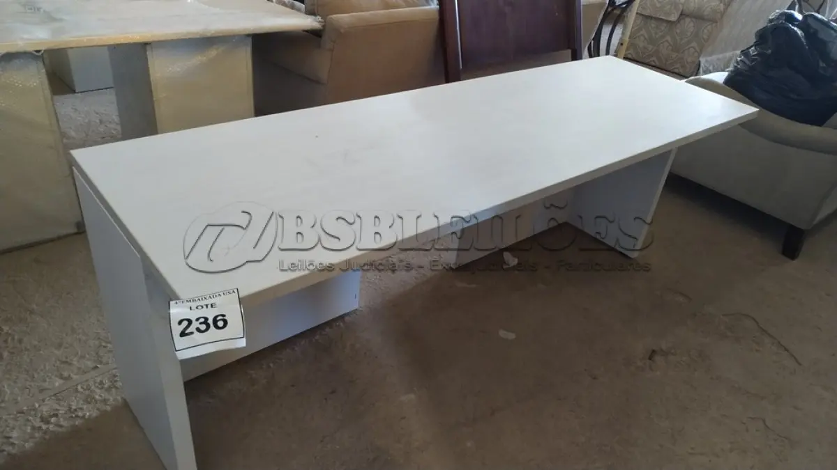 LOTE 236 - 01 MESA EM MADEIRA. (NO ESTADO EM QUE SE ENCONTRA. SUJEITO A AVARIAS OCULTAS/VISÍVEIS.)