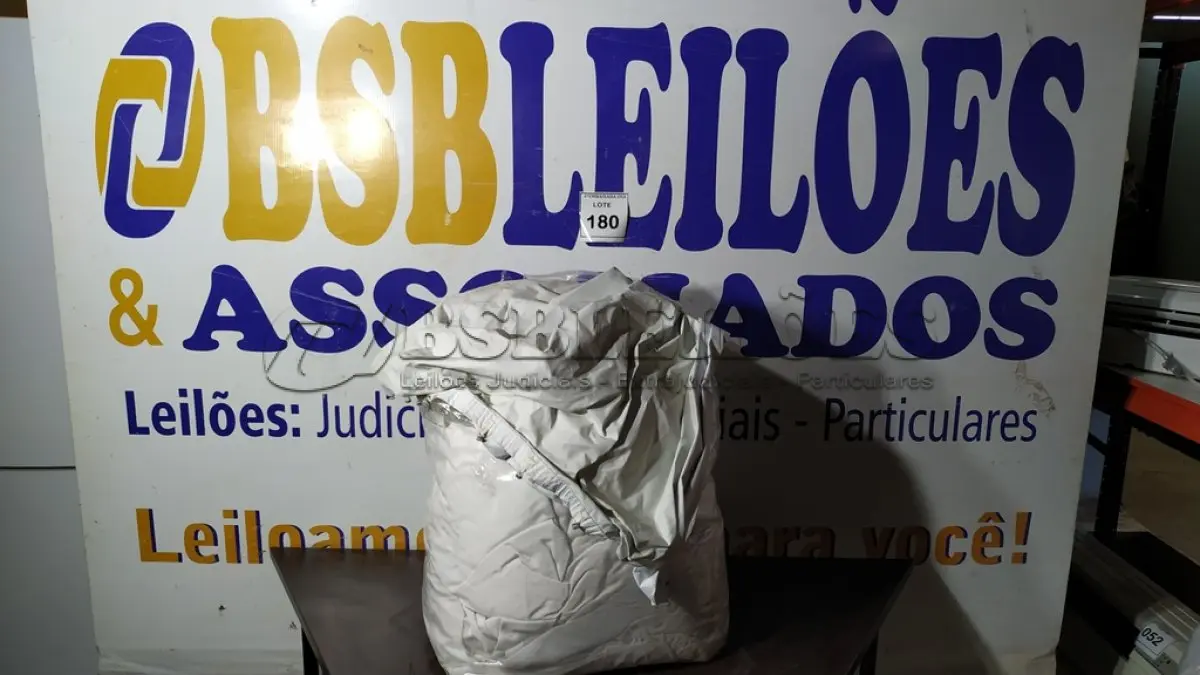 LOTE 180 - 01 SACO COM CORTINAS. (NO ESTADO EM QUE SE ENCONTRA. SUJEITO A AVARIAS OCULTAS/VISÍVEIS.)