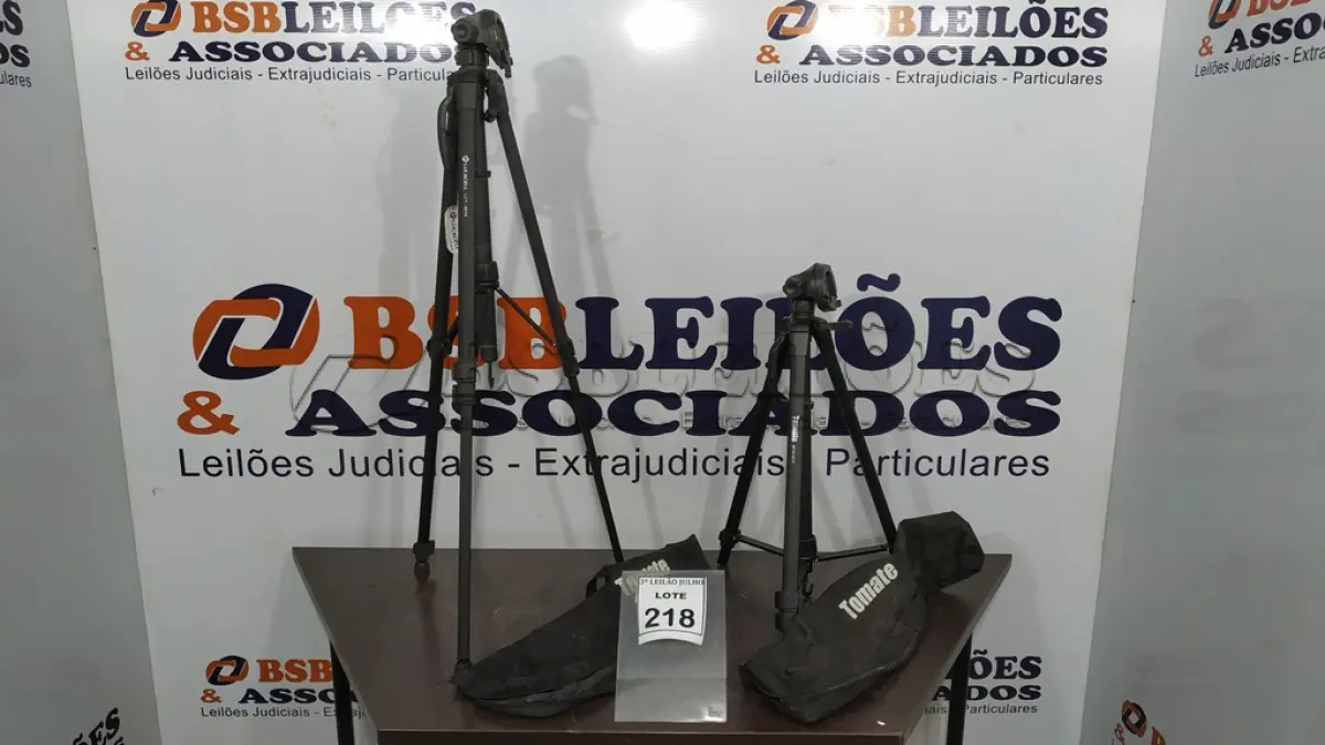 LOTE 218 - 02 TRIPÉS PARA CÂMERA MARCA TOMATE. (NO ESTADO) ATENÇÃO! FAZER A VISITAÇÃO ANTES DE ARREMATAR, NÃO SABEMOS SE FUNCIONA, LEILÃO NÃO TEM GARANTIA E NEM DEVOLUÇÃO, SUJEITO A POSSÍVEIS AVARIAS VISÍVEIS/OCULTAS E/OU AUSÊNCIA DE COMPONENTES.