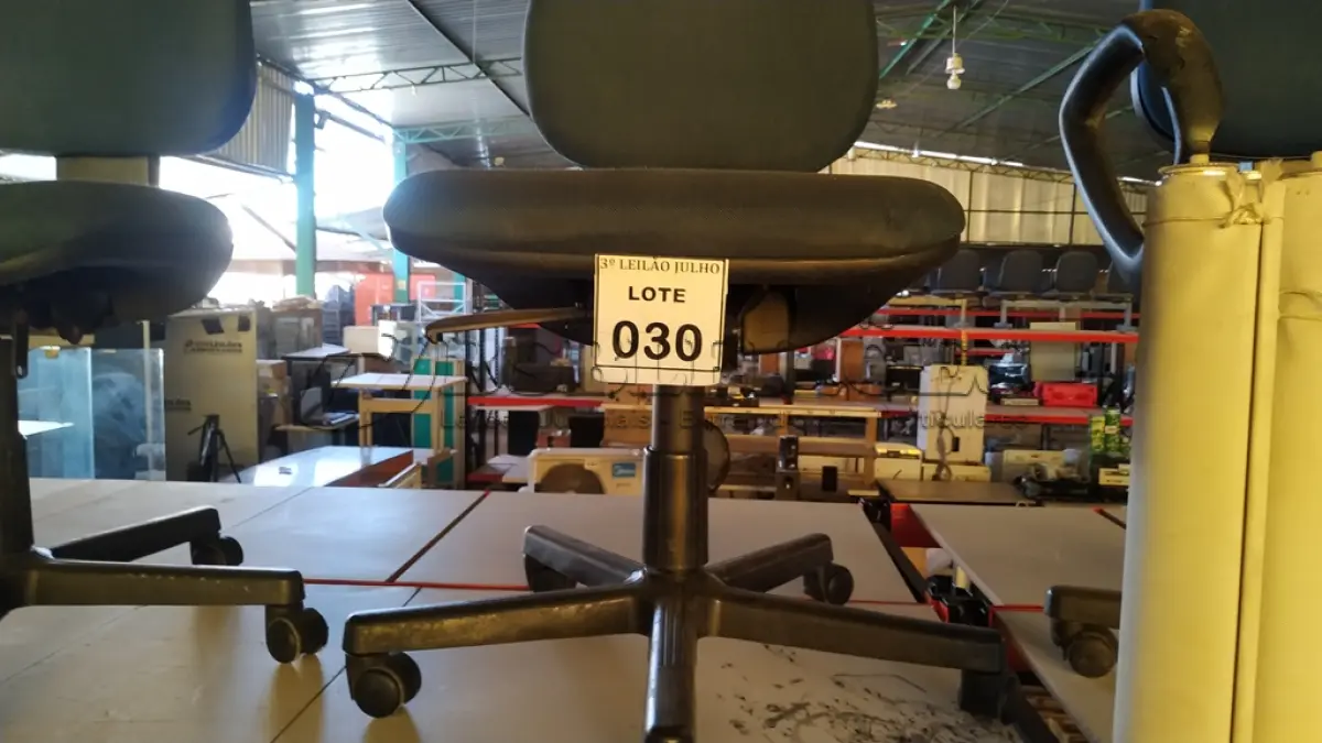 LOTE 030 - 01 CADEIRA GIRATÓRIA COM RODINHAS. (NO ESTADO) ATENÇÃO! FAZER A VISITAÇÃO ANTES DE ARREMATAR, NÃO SABEMOS SE FUNCIONA, LEILÃO NÃO TEM GARANTIA E NEM DEVOLUÇÃO, SUJEITO A POSSÍVEIS AVARIAS VISÍVEIS/OCULTAS E/OU AUSÊNCIA DE COMPONENTES.