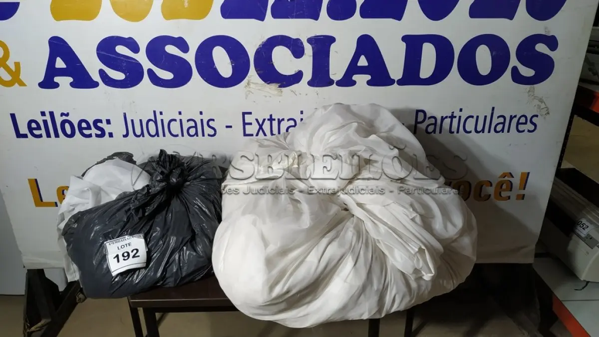LOTE 192 - 01 SACO COM CORTINAS. (NO ESTADO EM QUE SE ENCONTRA. SUJEITO A AVARIAS OCULTAS/VISÍVEIS.)