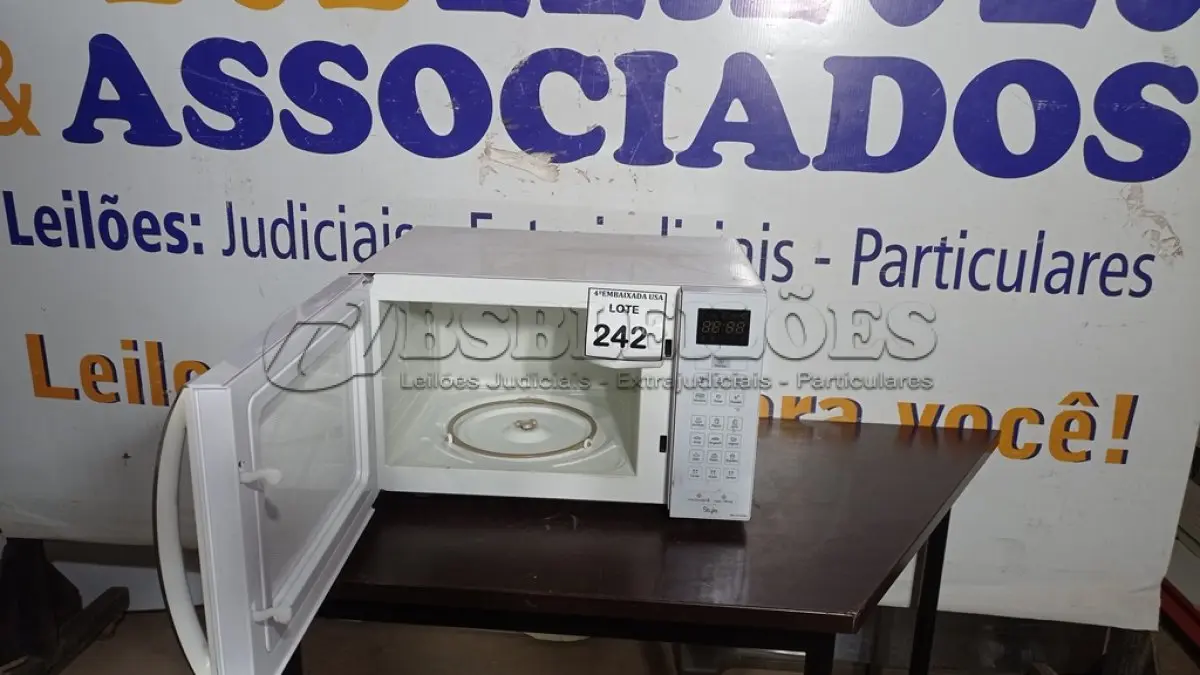 LOTE 242 - 01 MICRO-ONDAS PANASONIC 127V. (NO ESTADO EM QUE SE ENCONTRA. SUJEITO A AVARIAS OCULTAS/VISÍVEIS.) AV9956P