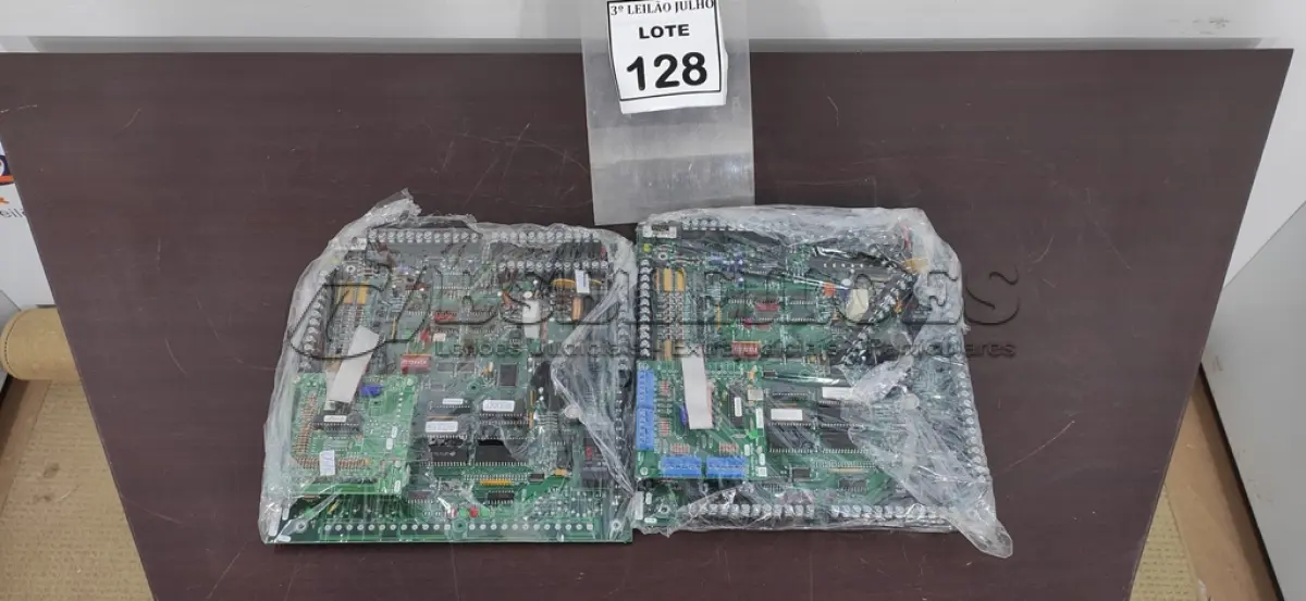 LOTE 128 - 02 PLACAS MÃE. (NO ESTADO) ATENÇÃO! FAZER A VISITAÇÃO ANTES DE ARREMATAR, NÃO SABEMOS SE FUNCIONA, LEILÃO NÃO TEM GARANTIA E NEM DEVOLUÇÃO, SUJEITO A POSSÍVEIS AVARIAS VISÍVEIS/OCULTAS E/OU AUSÊNCIA DE COMPONENTES.