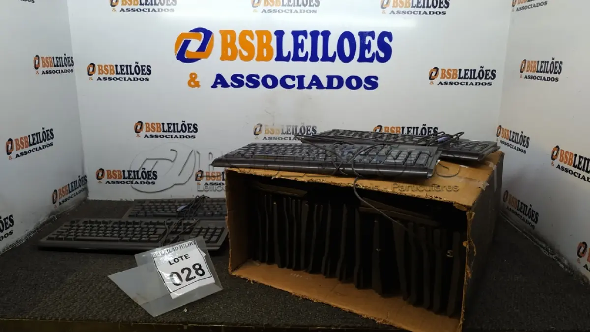 LOTE 028 - 01 LOTE COM GRANDE QUANTIDADE DE TECLADOS PARA PC DE MARCAS E MODELOS DIVERSOS. (NO ESTADO) ATENÇÃO! FAZER A VISITAÇÃO ANTES DE ARREMATAR, NÃO SABEMOS SE FUNCIONA, LEILÃO NÃO TEM GARANTIA E NEM DEVOLUÇÃO, SUJEITO A POSSÍVEIS AVARIAS VISÍVEIS/OCULTAS E/OU AUSÊNCIA DE COMPONENTES.