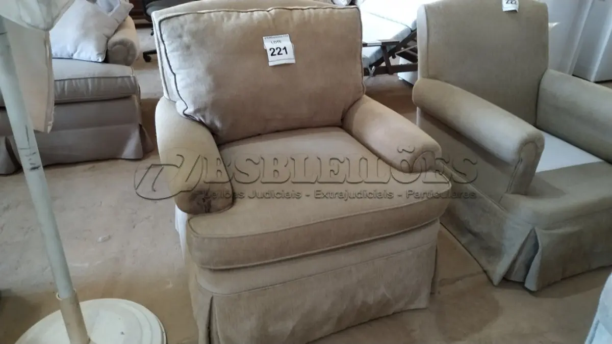 LOTE 221 - 01 POLTRONA.  (NO ESTADO EM QUE SE ENCONTRA. SUJEITO A AVARIAS OCULTAS/VISÍVEIS.)  AV9888V