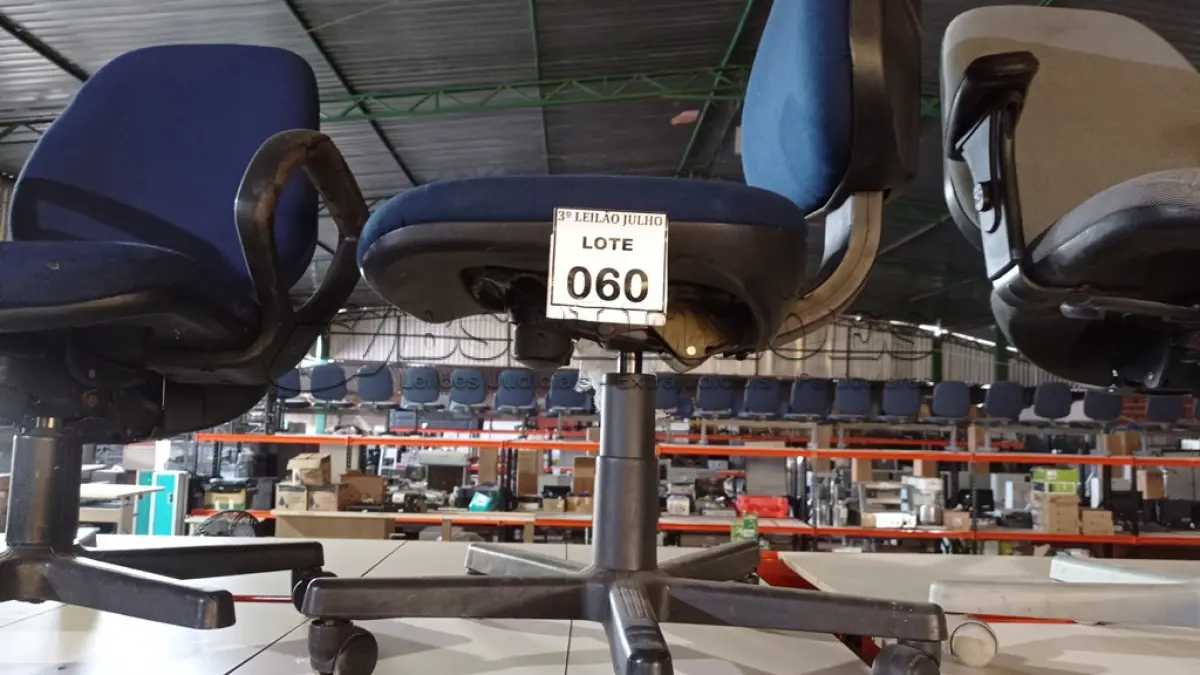 LOTE 060 - 01 CADEIRA GIRATÓRIA COM RODINHAS. (NO ESTADO) ATENÇÃO! FAZER A VISITAÇÃO ANTES DE ARREMATAR, NÃO SABEMOS SE FUNCIONA, LEILÃO NÃO TEM GARANTIA E NEM DEVOLUÇÃO, SUJEITO A POSSÍVEIS AVARIAS VISÍVEIS/OCULTAS E/OU AUSÊNCIA DE COMPONENTES.