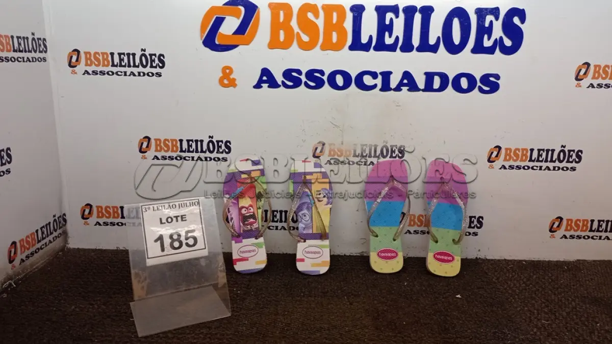 LOTE 185 - 02 PARES DE SANDALHAS HAVAIANAS MODELO FEMININO TAMANHOS 33 E 37.  (NO ESTADO) ATENÇÃO! FAZER A VISITAÇÃO ANTES DE ARREMATAR, NÃO SABEMOS SE FUNCIONA. LEILÃO NÃO TEM GARANTIA E NEM DEVOLUÇÃO, SUJEITO A POSSÍVEIS AVARIAS VISÍVEIS/OCULTAS E/OU AUSÊNCIA DE COMPONENTES.