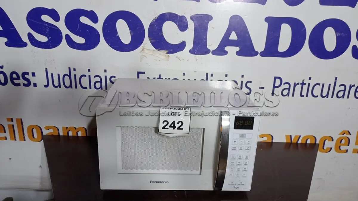 LOTE 242 - 01 MICRO-ONDAS PANASONIC 127V. (NO ESTADO EM QUE SE ENCONTRA. SUJEITO A AVARIAS OCULTAS/VISÍVEIS.) AV9956P