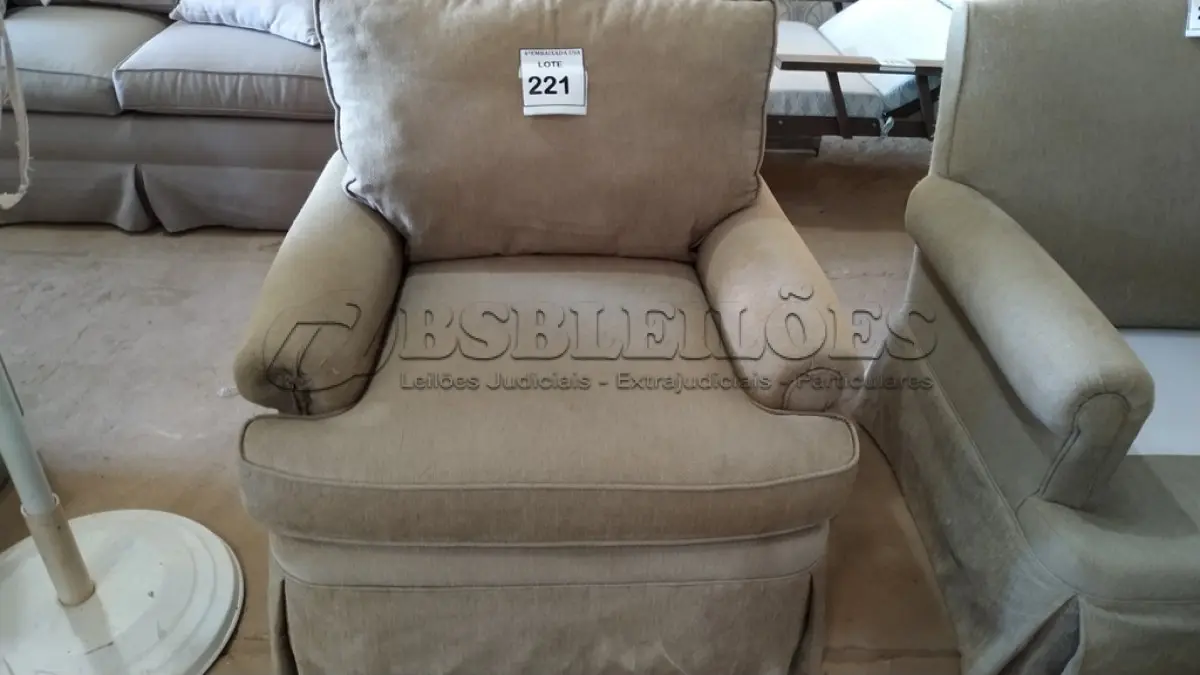 LOTE 221 - 01 POLTRONA.  (NO ESTADO EM QUE SE ENCONTRA. SUJEITO A AVARIAS OCULTAS/VISÍVEIS.)  AV9888V