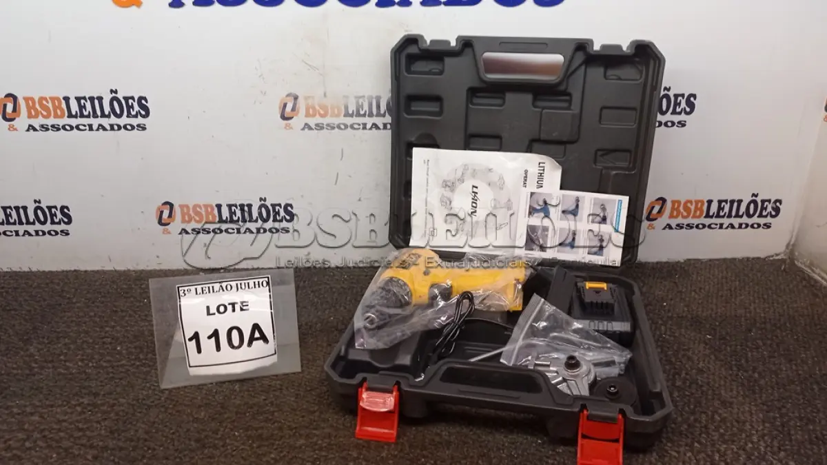LOTE 110 - PARAFUSADEIRA 48V A BATERIAS E ADAPTADOR CORTADOR DE CHAPA COM MALETA (NO ESTADO) ATENÇÃO! FAZER A VISITAÇÃO ANTES DE ARREMATAR, NÃO SABEMOS SE FUNCIONA, LEILÃO NÃO TEM GARANTIA E NEM DEVOLUÇÃO, SUJEITO A POSSÍVEIS AVARIAS VISÍVEIS/OCULTAS E/OU AUSÊNCIA DE COMPONENTES.